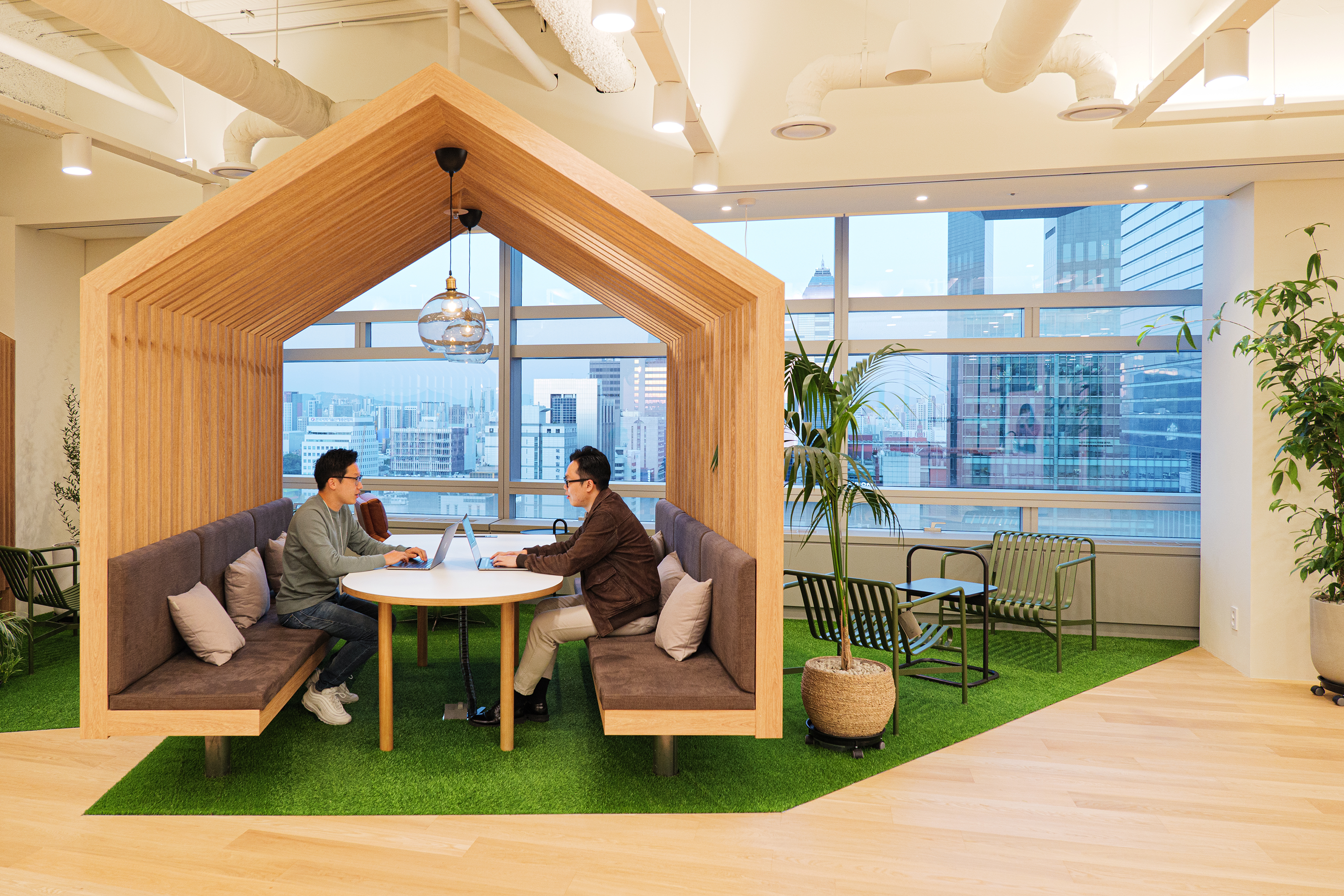 [동아일보] 소개팅하듯 밥 먹고 차 마시며 면접을 본다고요?