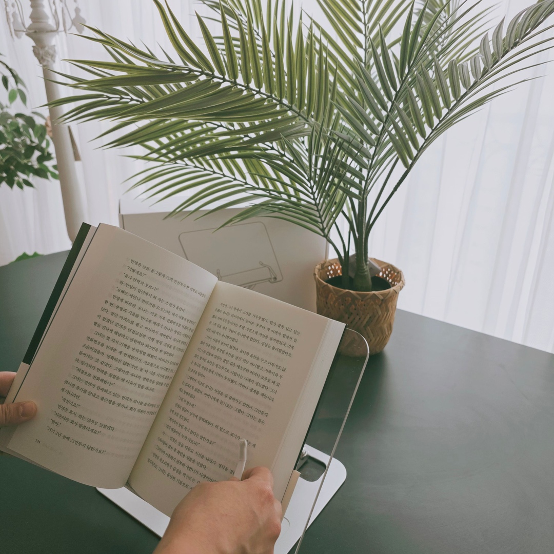 돌아온 독서의 계절…’노벨상, 텍스트힙’ 바람타고 독서템 검색량 200% 증가